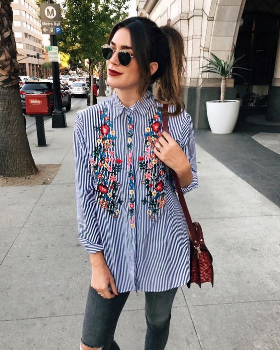 chica con blusa de tela de vestir y bordado de flores