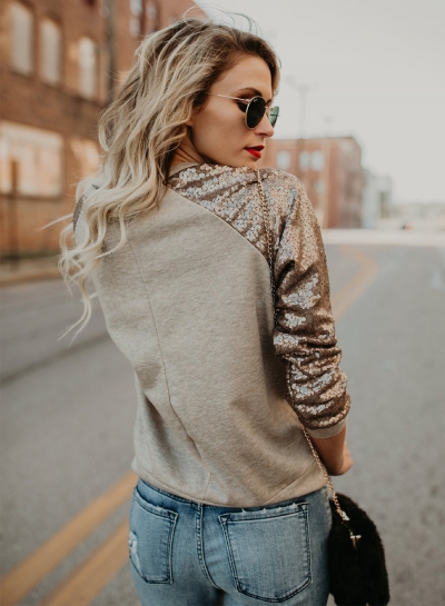 chica usando una blusa con mangas en color dorado