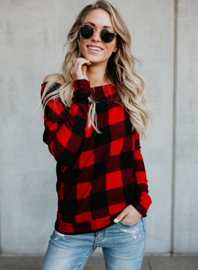 chica usando una blusa de cuadros rojos y negros