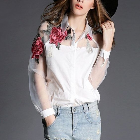 chica con blusa blanca y bordado de flores