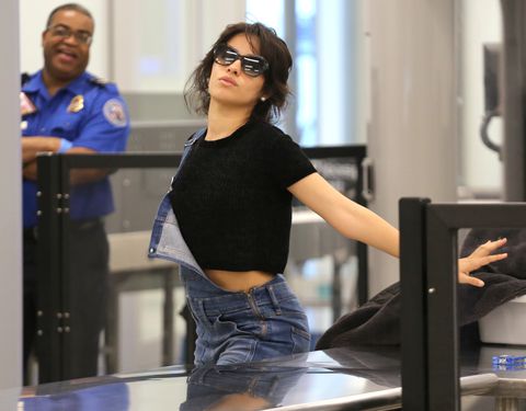 Camilla Cabello en el aeropuerto de los Angeles posando para los paparazzis 