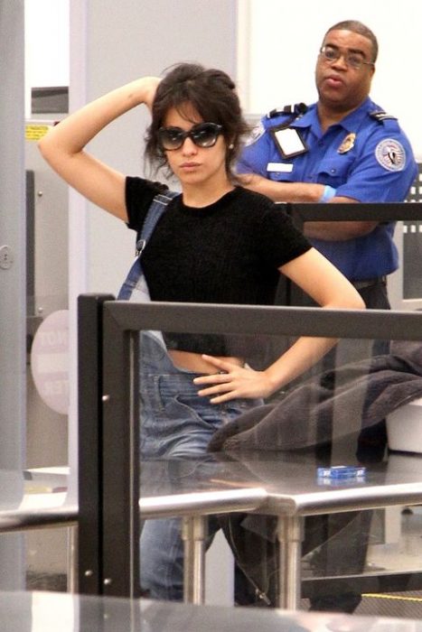 Camilla Cabello en el aeropuerto de los Angeles posando para los paparazzis 