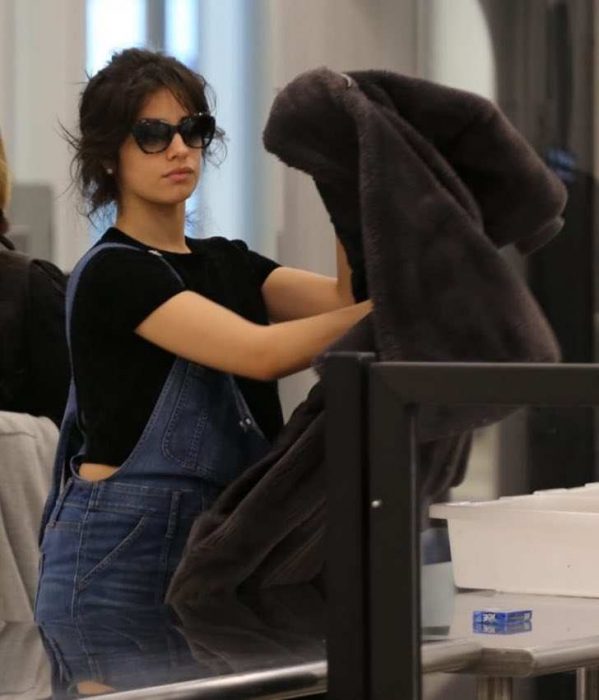 Camilla Cabello en el aeropuerto de los Angeles posando para los paparazzis 