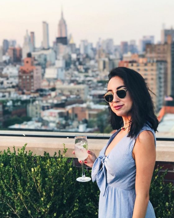 chica bebiendo una copa de vino blanco