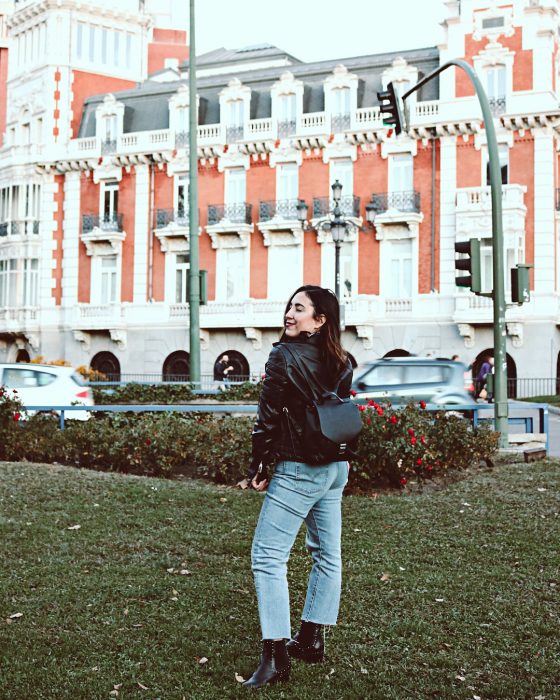 chica modelando una mochila en color negro