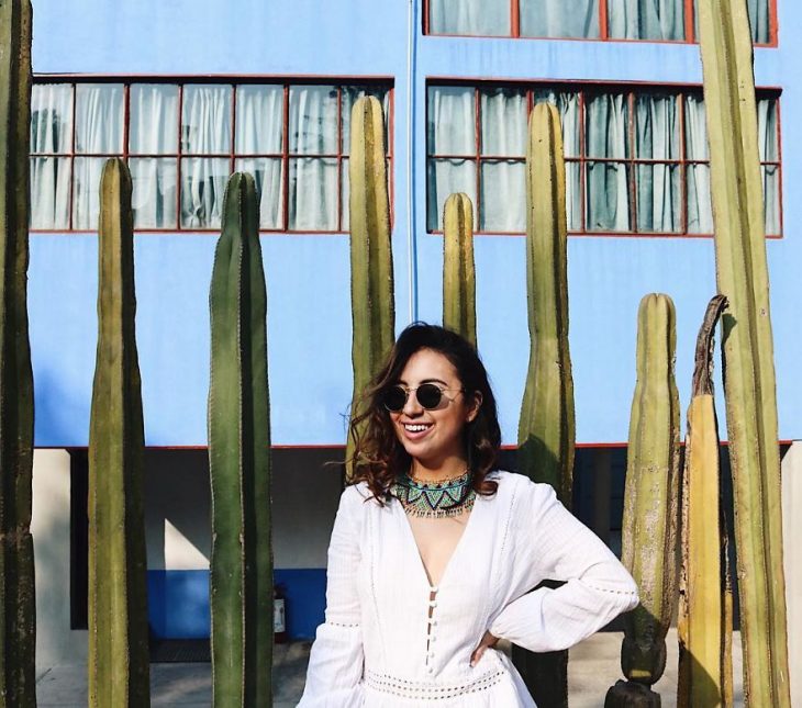 chica modelando una blusa blanca