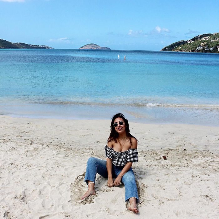 chica en la playa 