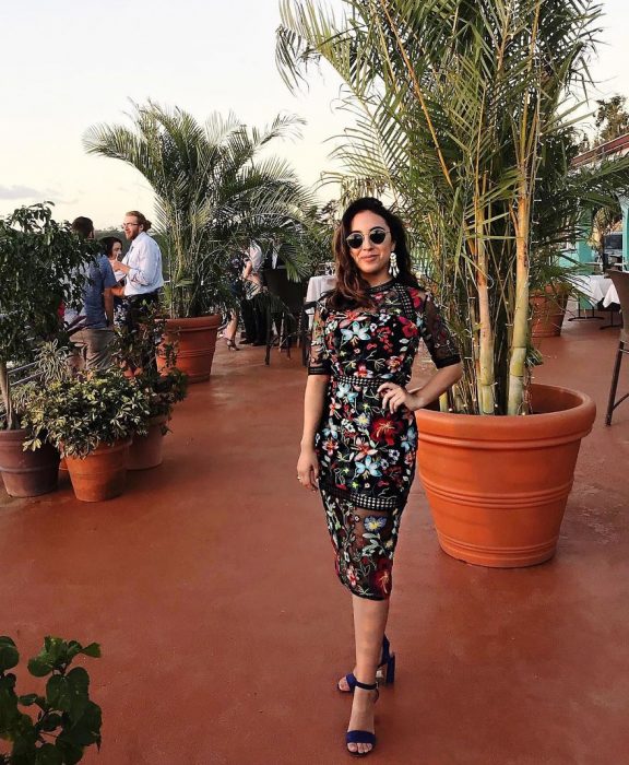 chica usando vestido en color negro con flores