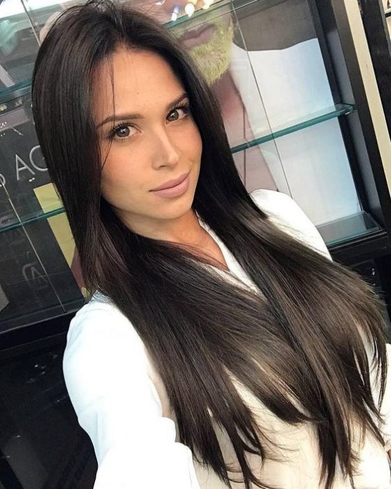 chica con cabello liso