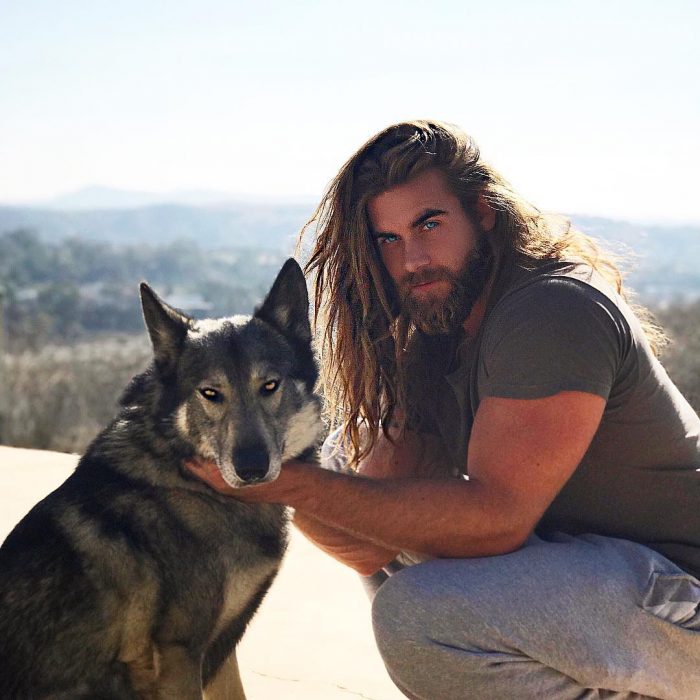 chico posando con su cachorro para una foto