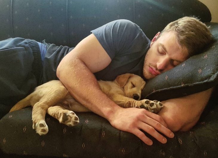 chico dormido junto a su perro 