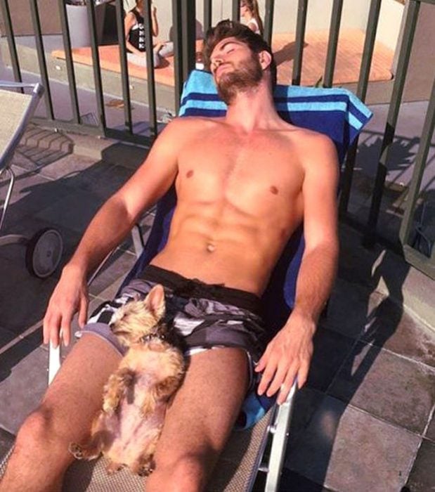 chico y su perro tomando el sol