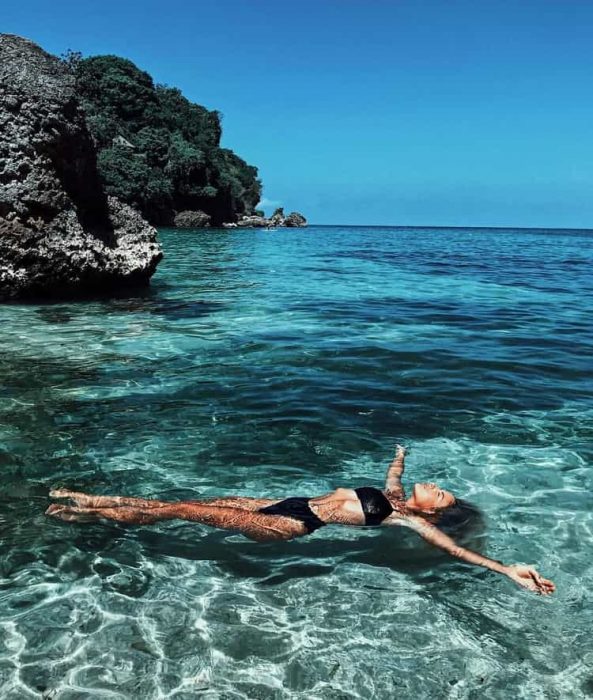 chica en la playa tomando el sol 