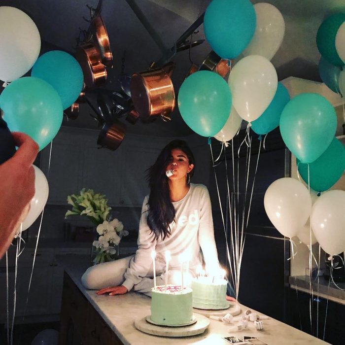 chica comiendo pastel en su cumpleaños