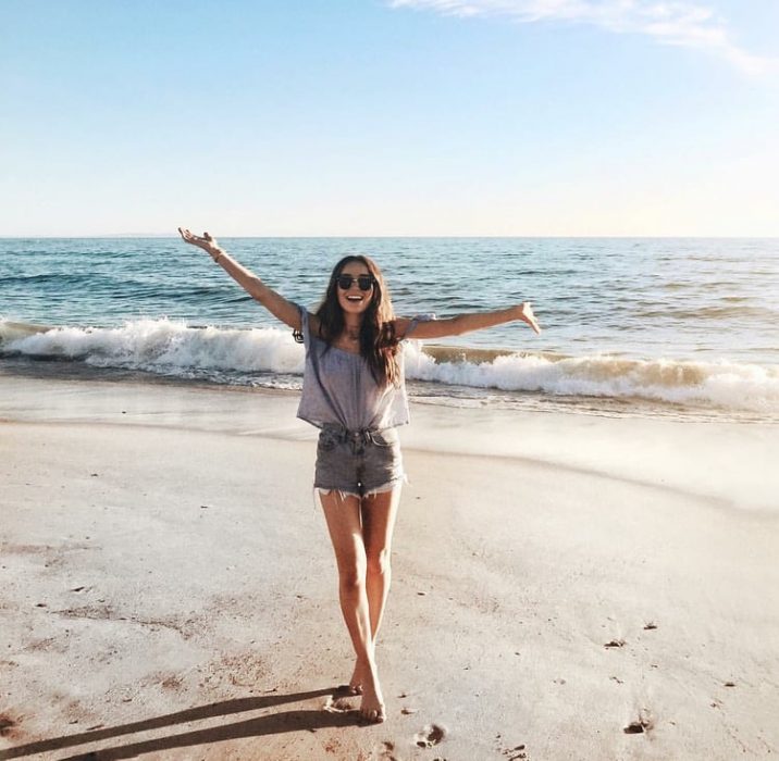 chica paseando en la playa 