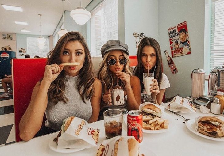 grupo de amigas comiendo hamburguesas 