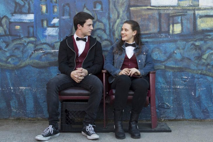 pareja de novios con uniformes escolares