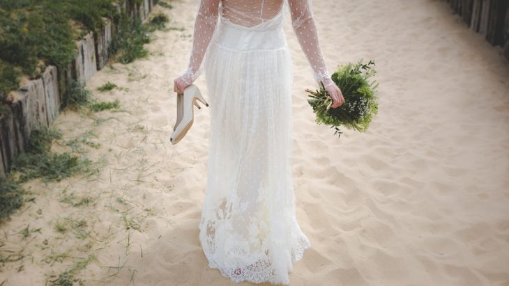 chica huyendo de su boda