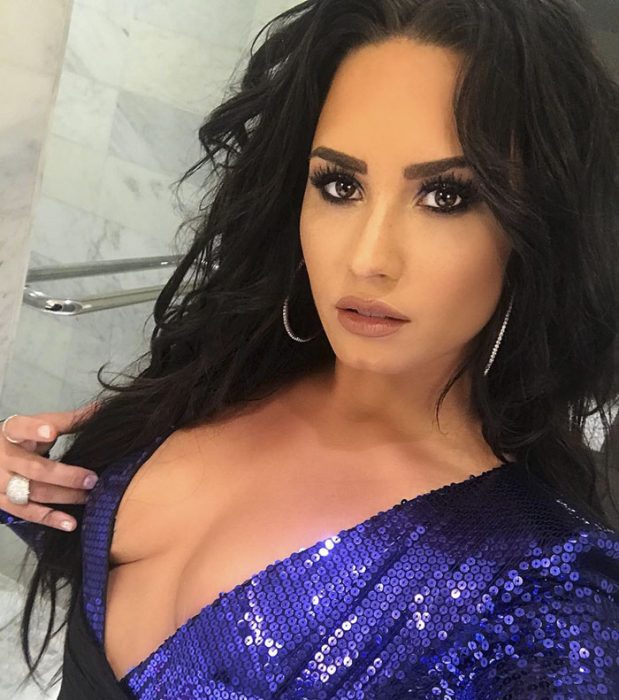 Demi Lovato con blusa azul de lentejuelas