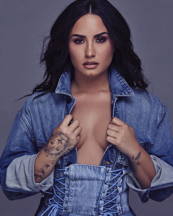 chica usando blusa de mezclilla Demi Lovato 