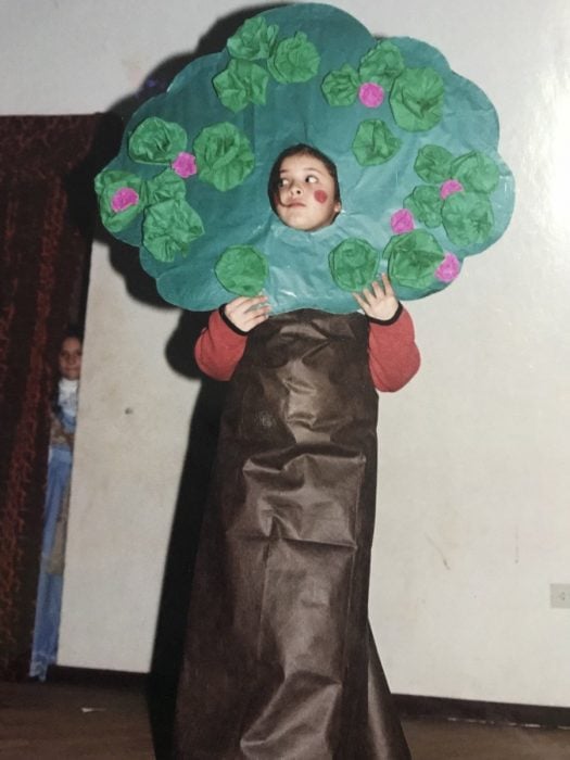 niño con disfraz de árbol 