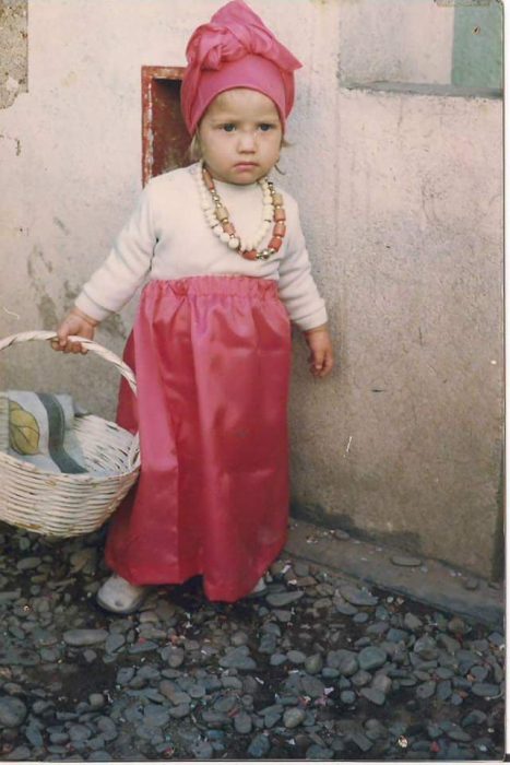 niña con turbante de color rosa 