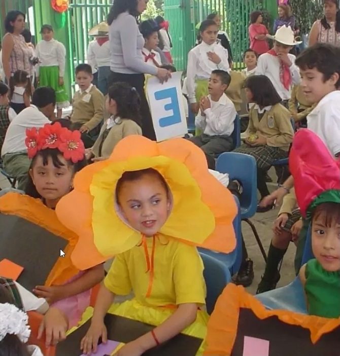 niña vestida de amarillo 