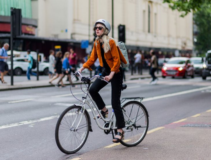 chica en bicicleta y con tacones