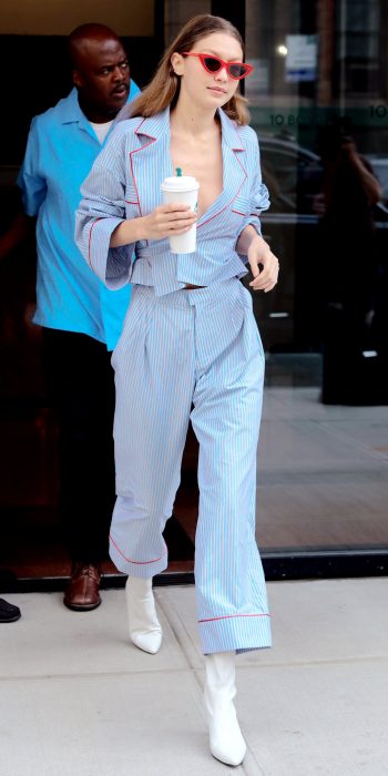 Gigi Hadid usando una pijama azul con botas blancas