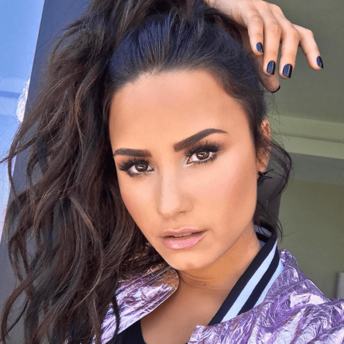 Demi Lovato posando para una foto