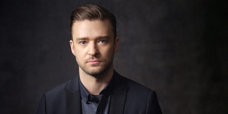 Justin Timberlake posando para una foto 