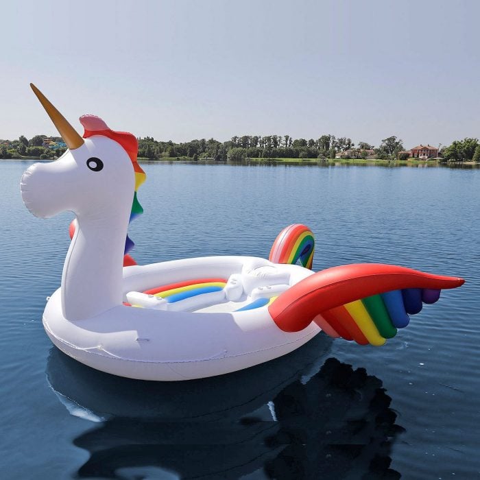 Flotador gigante en forma de unicornio 