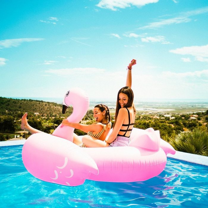 Chicas sobre un Inflable en forma de flamenco 