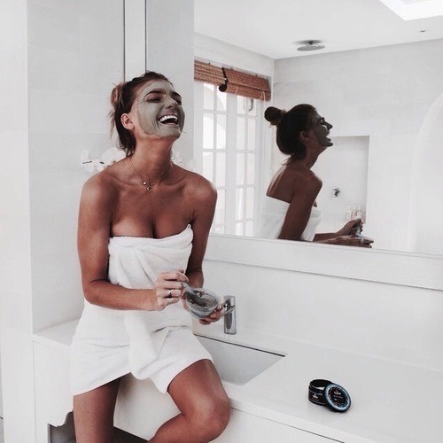 girl using clay masks