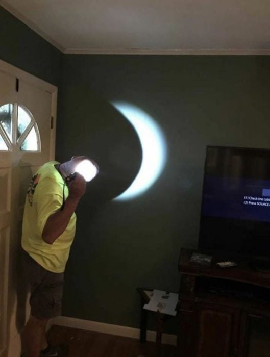 Hombre sumulando la luna con las sombra 