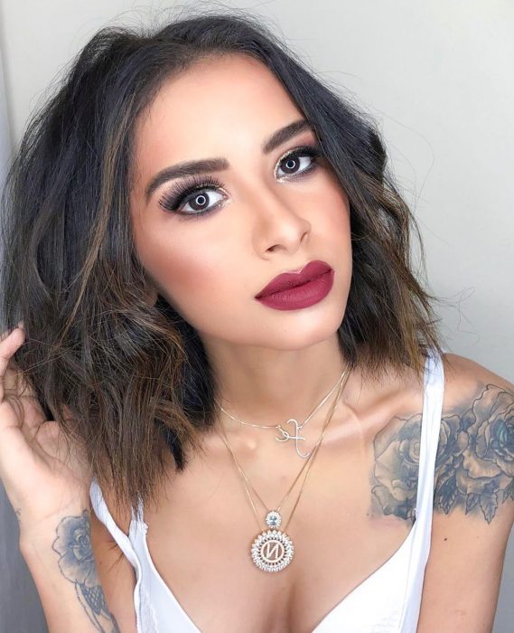 Influencer Nara Almeida posando para una fotografía de Instagram