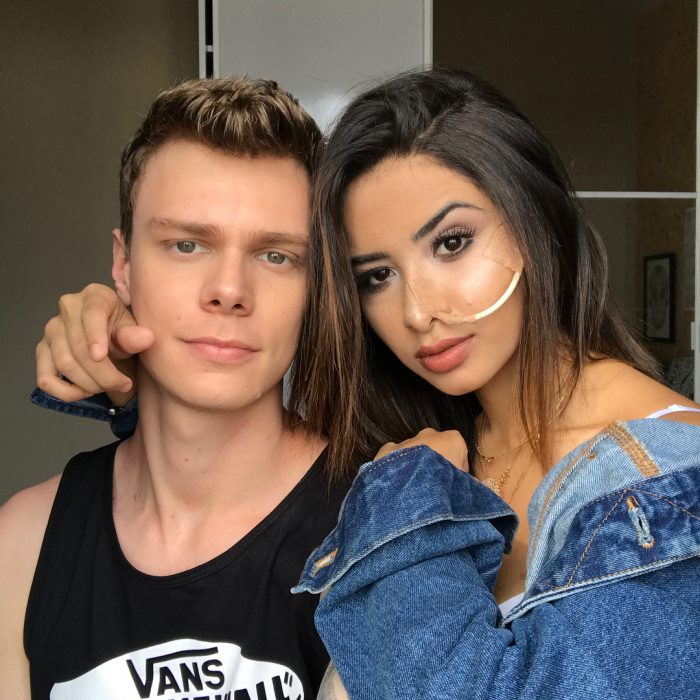 Influencer Nara Almeida abrazando a su novio