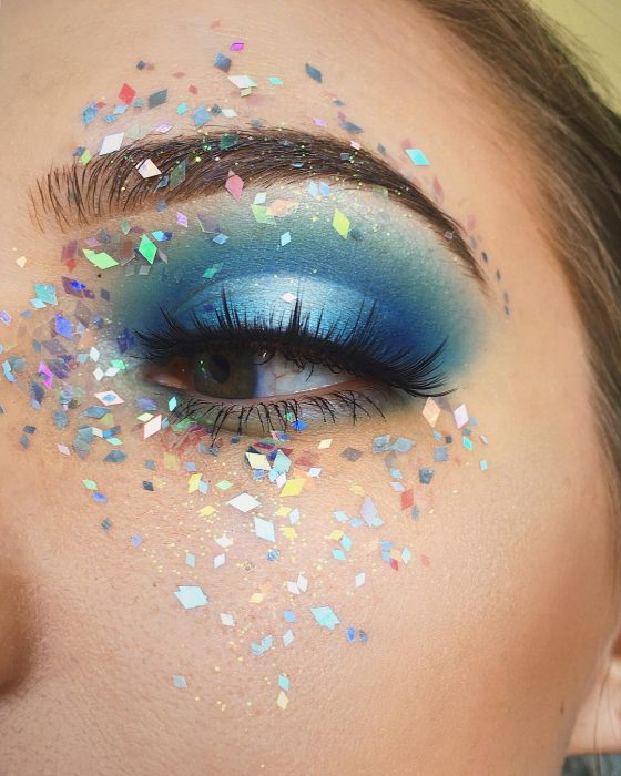 Chica con glitter en todo el ojo 