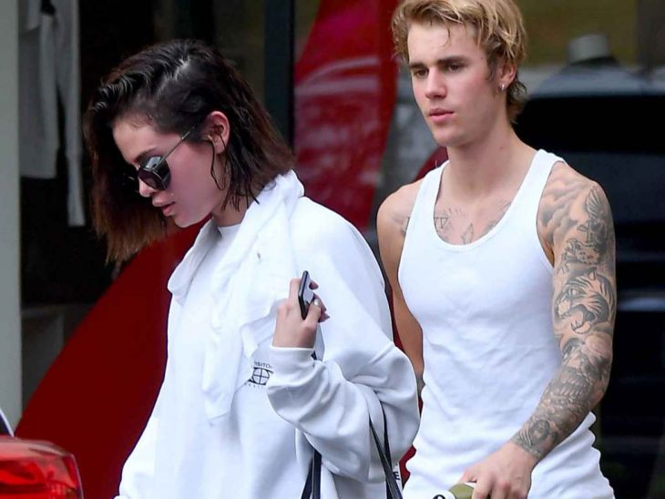 Pareja de novios saliendo del gimnasio 