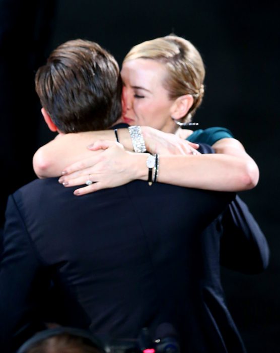 Kate Winslet y Leo DiCaprio juntos en los screen actors guild award abrazados