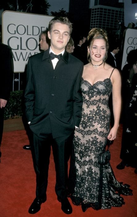 Leonardo Dicaprio y Kate Winslet durante los globos de oro de 1998