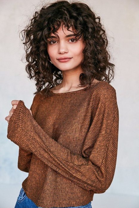 Chica con una permanente rizada en el cabello 