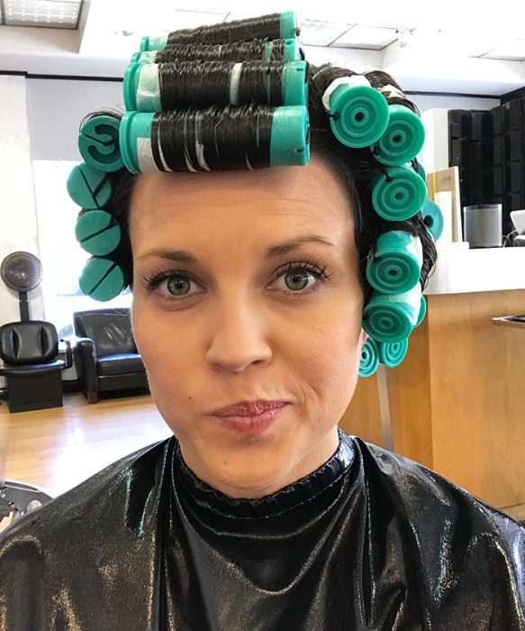 Chica con una permanente rizada en el cabello 