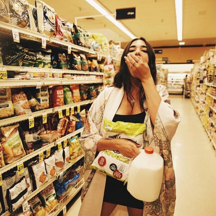 chica comiendo cereal en el supermercado