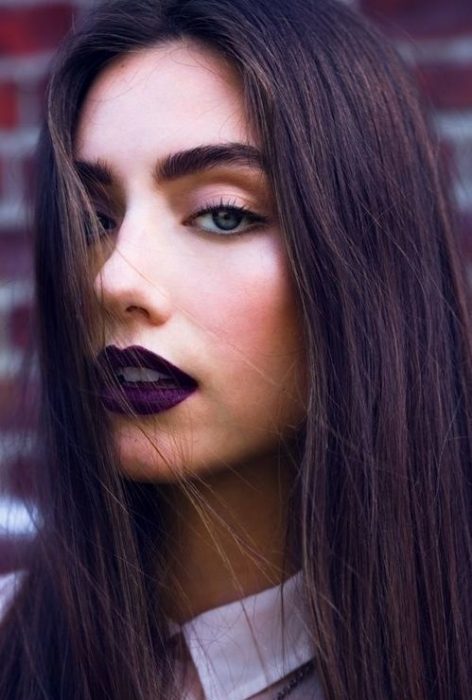 chica con labios color morado