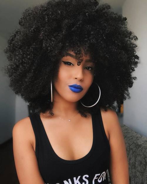 chica con cabello afro y labios color azul