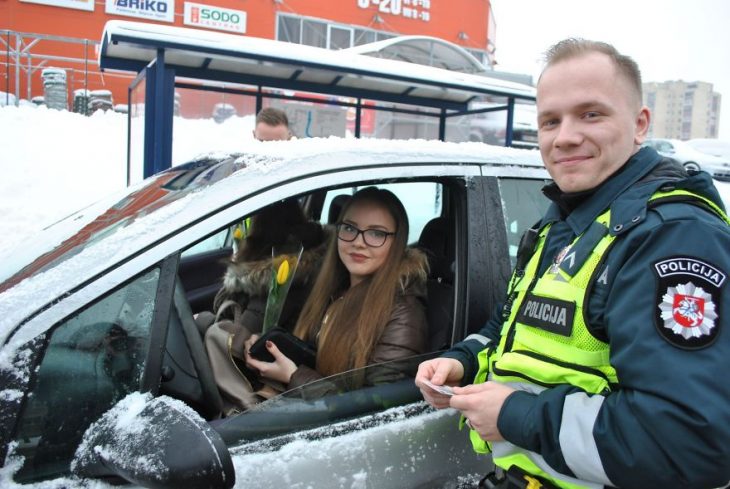 policías sonriendo para una selfie