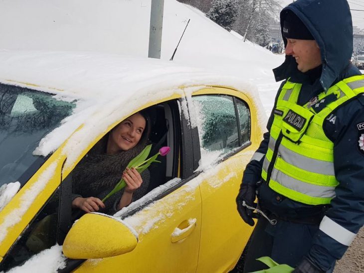 chica dentro de un carro amarillo