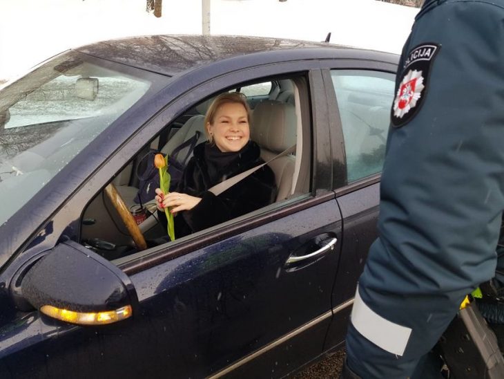 chica sonriendo dentro de su automovil