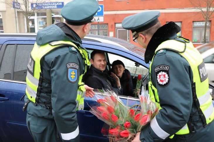 Policías regalando tulipanes